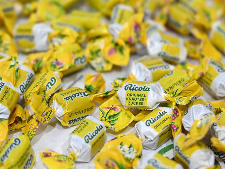 18 октября отмечают День конфет, День гитары и День менопаузы