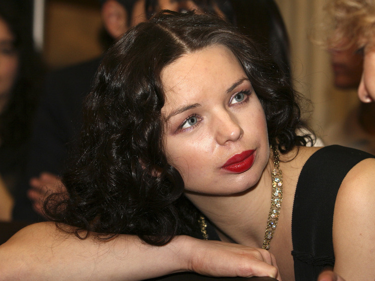 Актриса была замечена в комнате с незнакомыми мужчинами