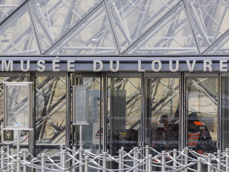Ищущая украденные из Лувра ценности французская полиция пребывает в потемках