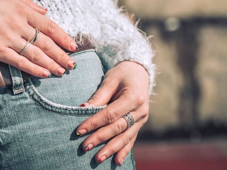 В честь 7 ноября в Сети завирусился анекдот про маленький кармашек на джинсах