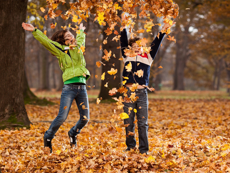 Работающие родители признались, почему отдают школьников в «каникулярные детдома»