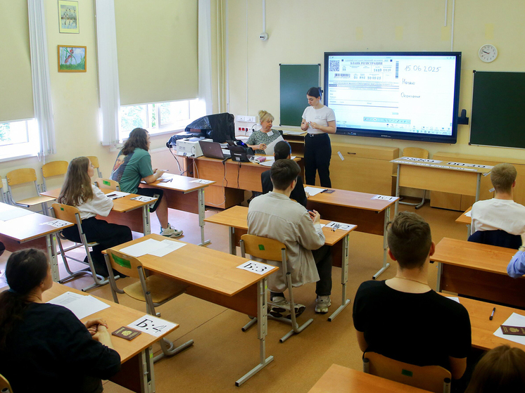 Сложные задания и организационные провалы продолжают преследовать ЕГЭ — выпускники и родители требуют перемен