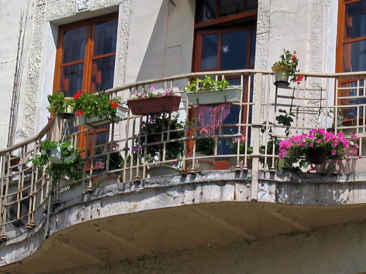  Россиян предупредили о штрафах за украшение балконов