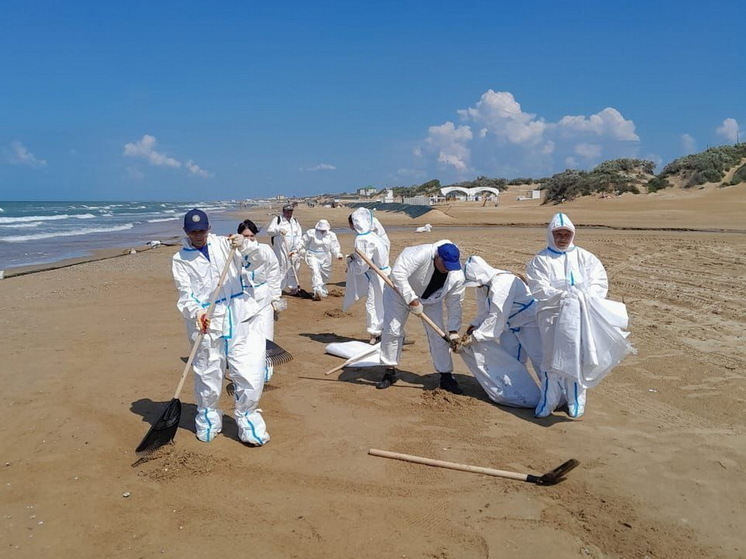 Волонтеры обнаружили у побережья Анапы приплывший из Турции мусор