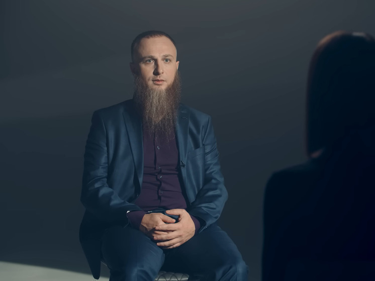 Дочь многоженца Анна Сухова вышла на работу и стала изучать французский