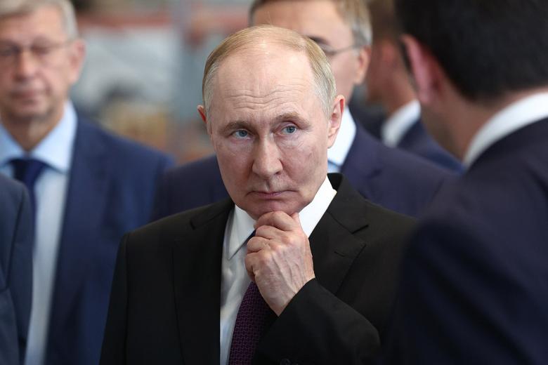 Владимир Путин во время осмотра Молодежного конструкторского бюро Санкт-Петербургского государственного морского технического университета в рамках рабочей поездки в Санкт-Петербург в День Военно-морского флота