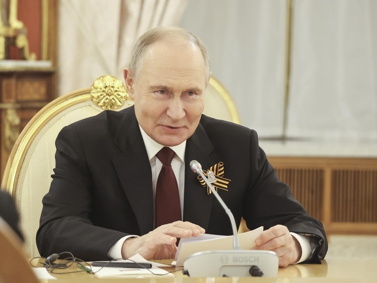 Путину подарили памятный фотоальбом о визитах в Саров