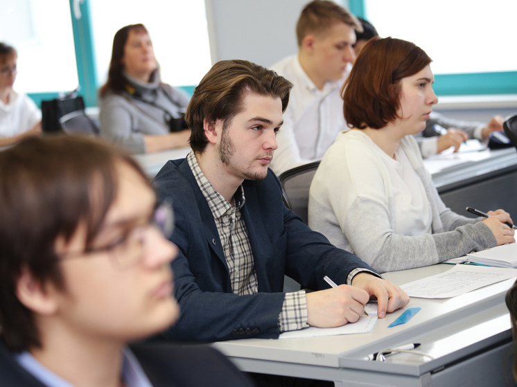 Минпросвещения призвало оценить риски введения 12-летнего обучения в школе