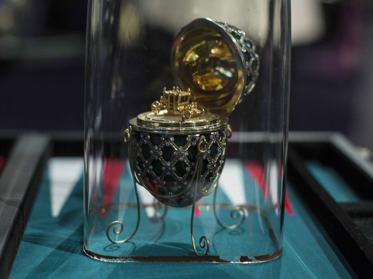 Парень проглотил созданный для Джеймса Бонда кулон Фаберже