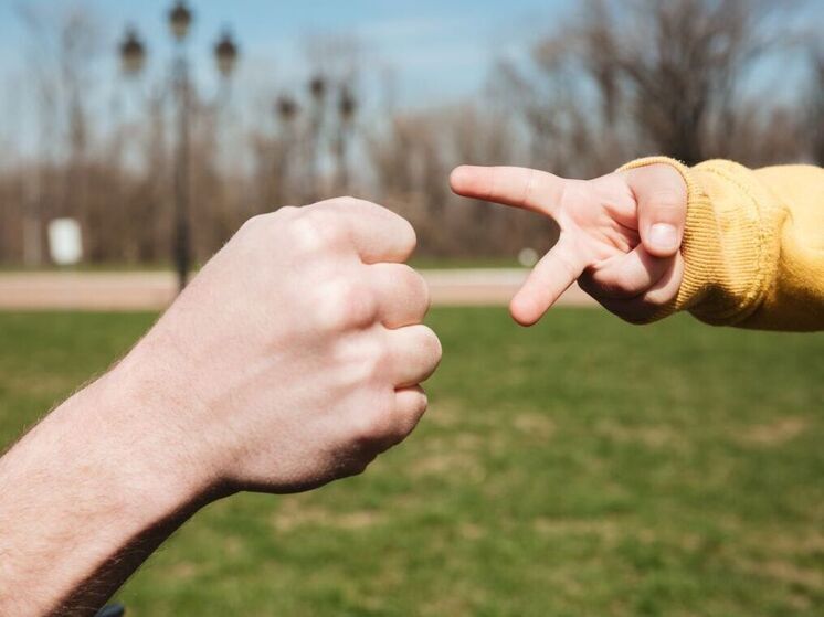 Доктор Дениз Морел назвал простой трюк для победы в «Камень-ножницы-бумагу»