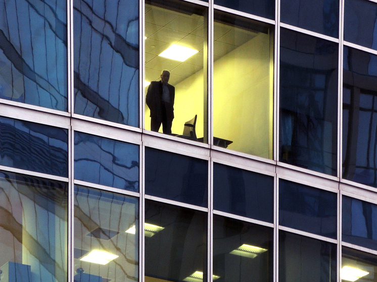 Психолог Басова раскрыла причины, заставляющие россиян перерабатывать на работе