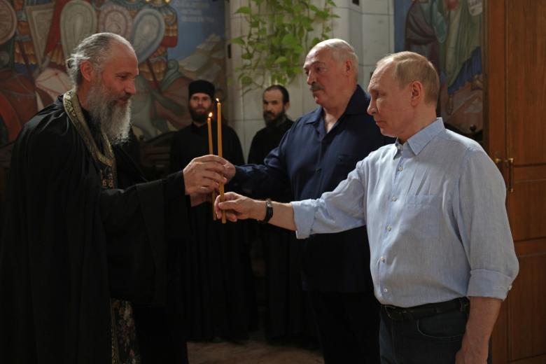 Владимир Путин во время посещения Спасо-Преображенского Валаамского ставропигиального мужского монастыря