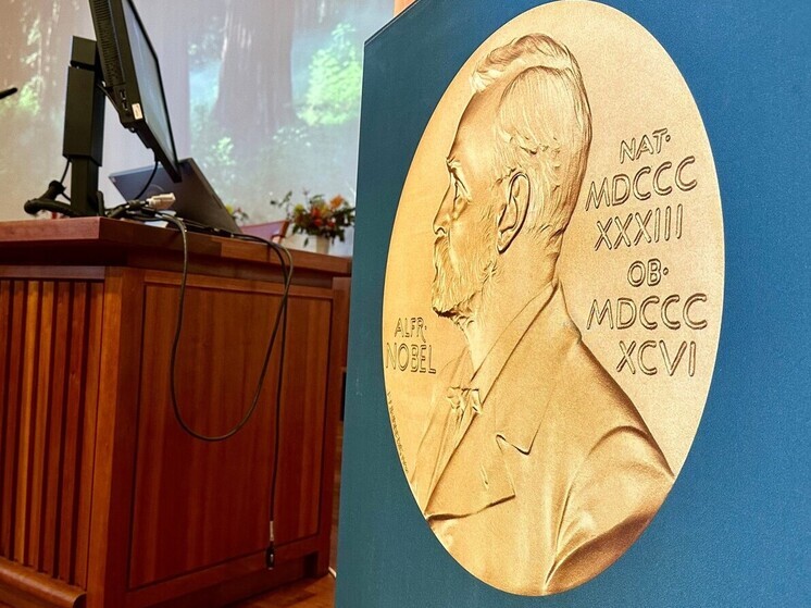 Первую в 2025 году Нобелевскую награду поделили между тремя лауреатами