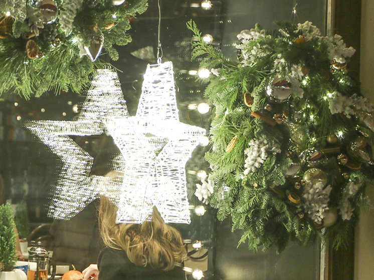 От ёлок-ершиков до траурных венков: в городах РФ удивились скандальному декору