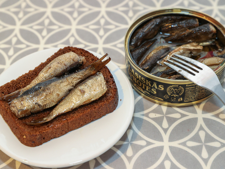 Мама плакала, разбив банку с огурцами, а крестный делал искусственное дыхание осетру: воспоминания о встрече Нового года в 1980-90-х