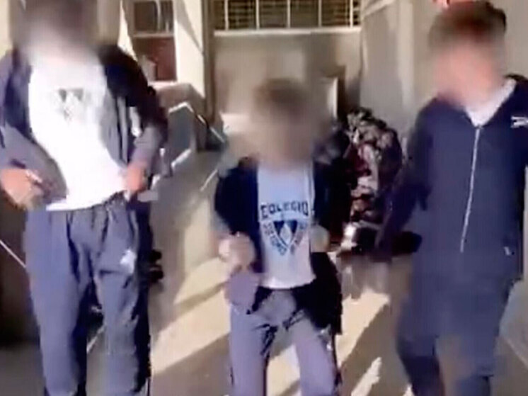 Новая игра школьников — «Разбиватель черепов»: дети подпрыгивают и получают травмы