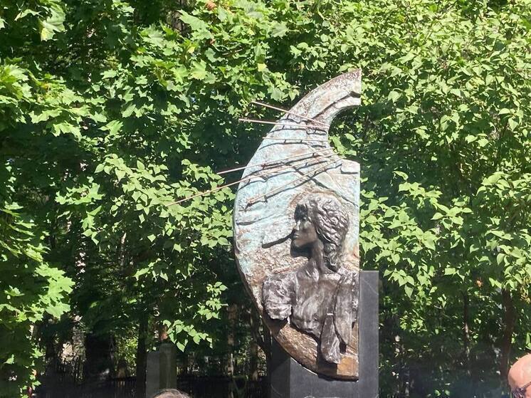 Фанаты Виктора Цоя обеспокоены состоянием памятником на его могиле