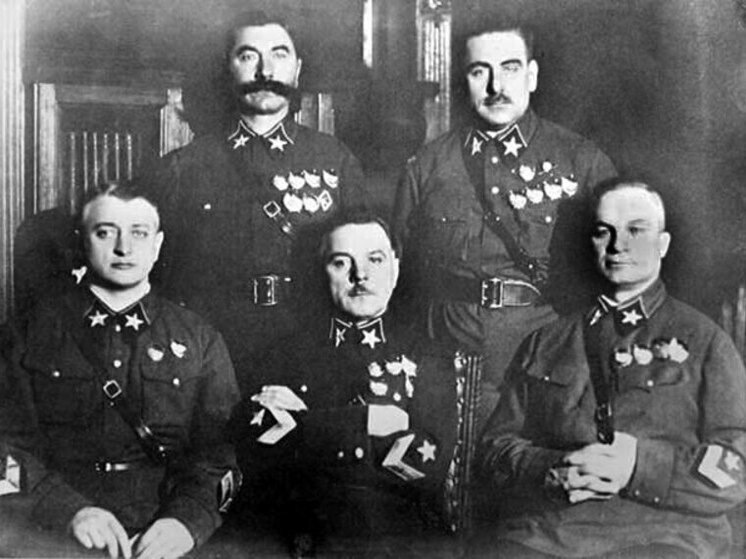 Среди первых советских маршалов большинство оказались самыми несчастливыми, вскоре погибли