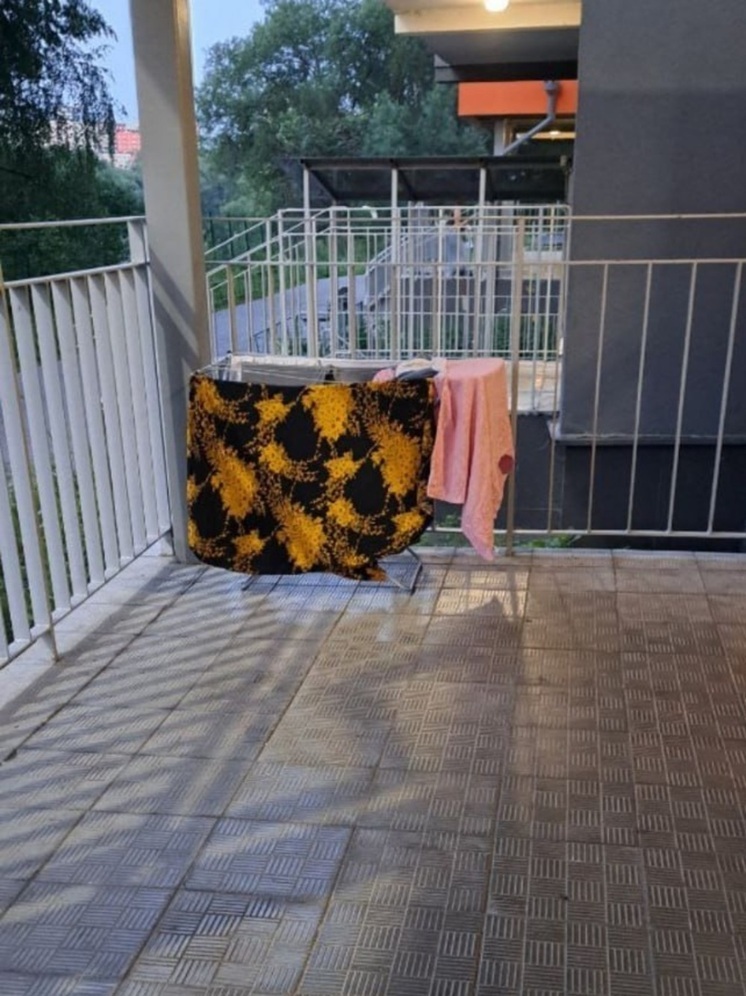 Горожан возмутили гирлянды сырого белья в подъездах