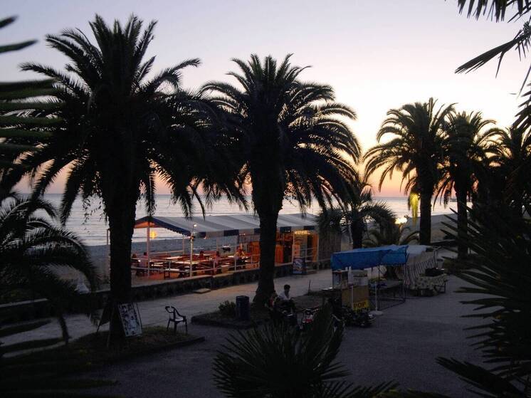 В ресторанах Абхазии с российский туристов стали брать депозиты