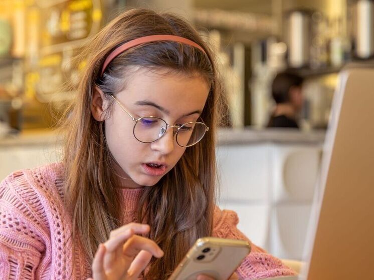 От британского министра образования требуют запретить смартфоны в школах