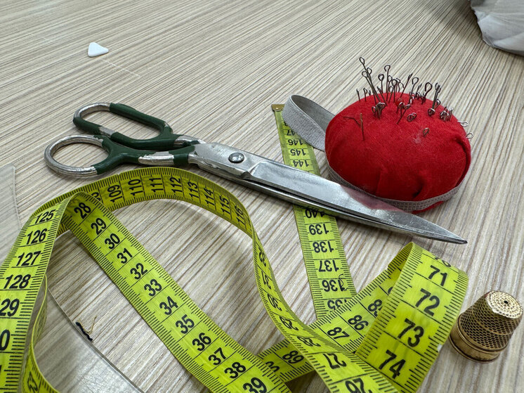 Девочка случайно проглотила иглу, когда занималась шитьем