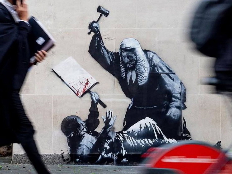 В Лондоне со стены Королевского судебного двора стерли новую картину Бэнкси