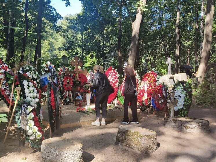 Дочери, родители и жена Старовойта почтили его память на 40-й день после смерти