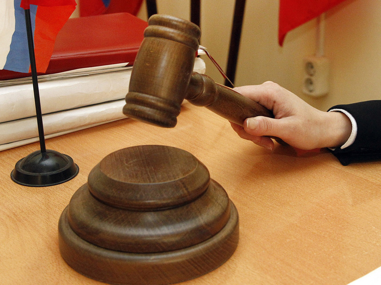 Судовладельца через суд заставят поднять из воды затонувшее судно