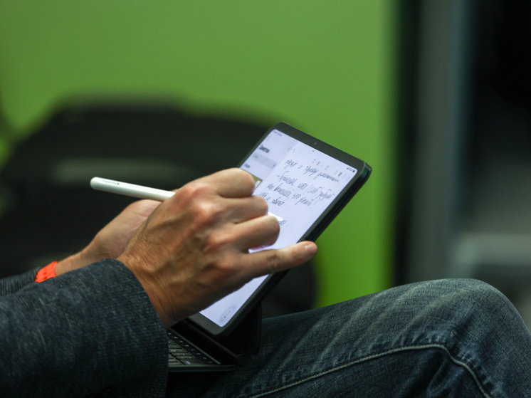 Школьные учителя получат планшеты, чтобы работать с электронным образовательным контентом