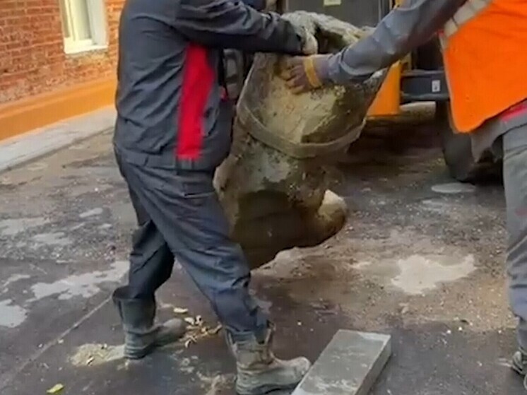 V1: в Волгограде в отрубленную ногу Сталина решили кидать мелочь