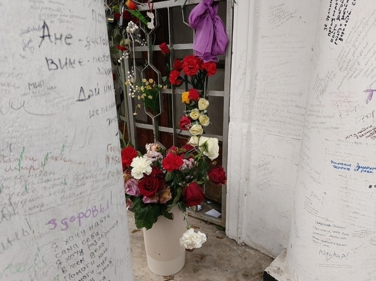 Стена семейного мавзолея Эрлангеров, как гигантская лента новостей человеческих надежд