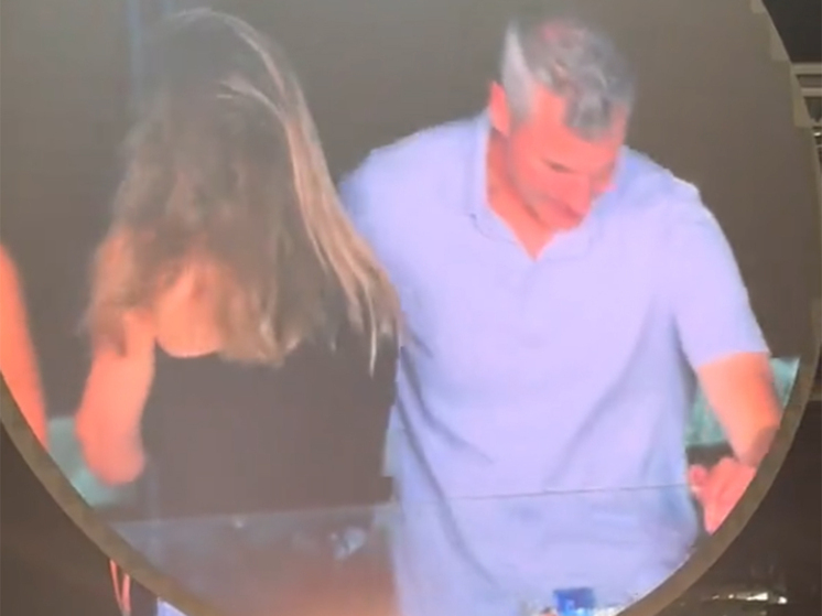 Работающих в разрабатывающей ИИ компании коллег-любовников изящно застукали на концерте Coldplay