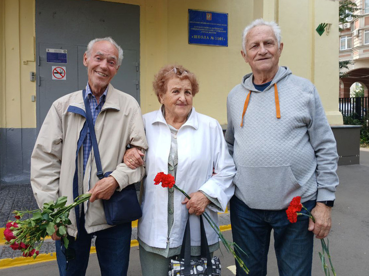 Столичные ветераны добились мемориальной доски для директора школы