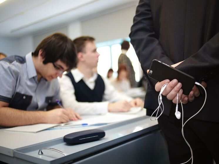 Учитель калининградской школы занизила выпускнику оценки, чтобы не вручать медаль