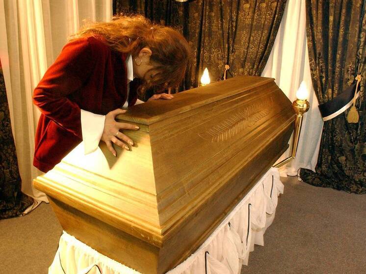 В Таиланде перед кремацией в храме обнаружили женщину живой в гробу